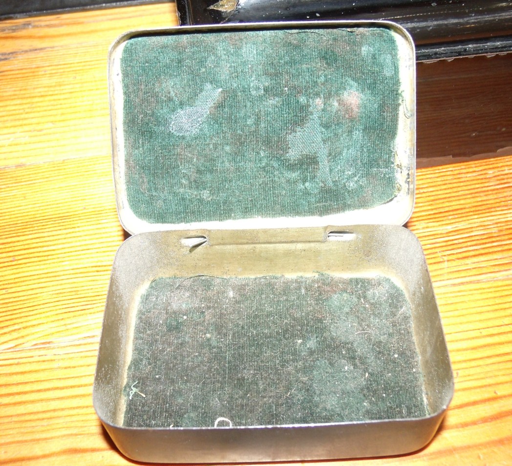 Goggle tin inside with original green felt lining